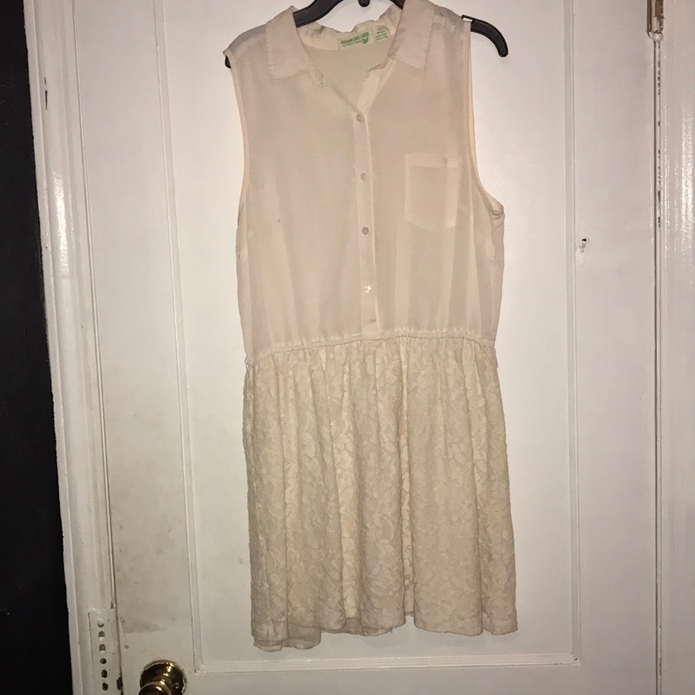 A SELENA GOMES WHITE DRESS